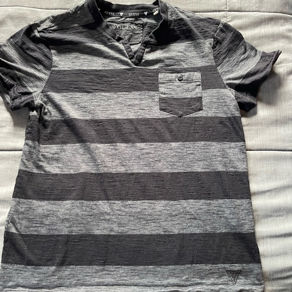 Men's guess notched tee shirt
